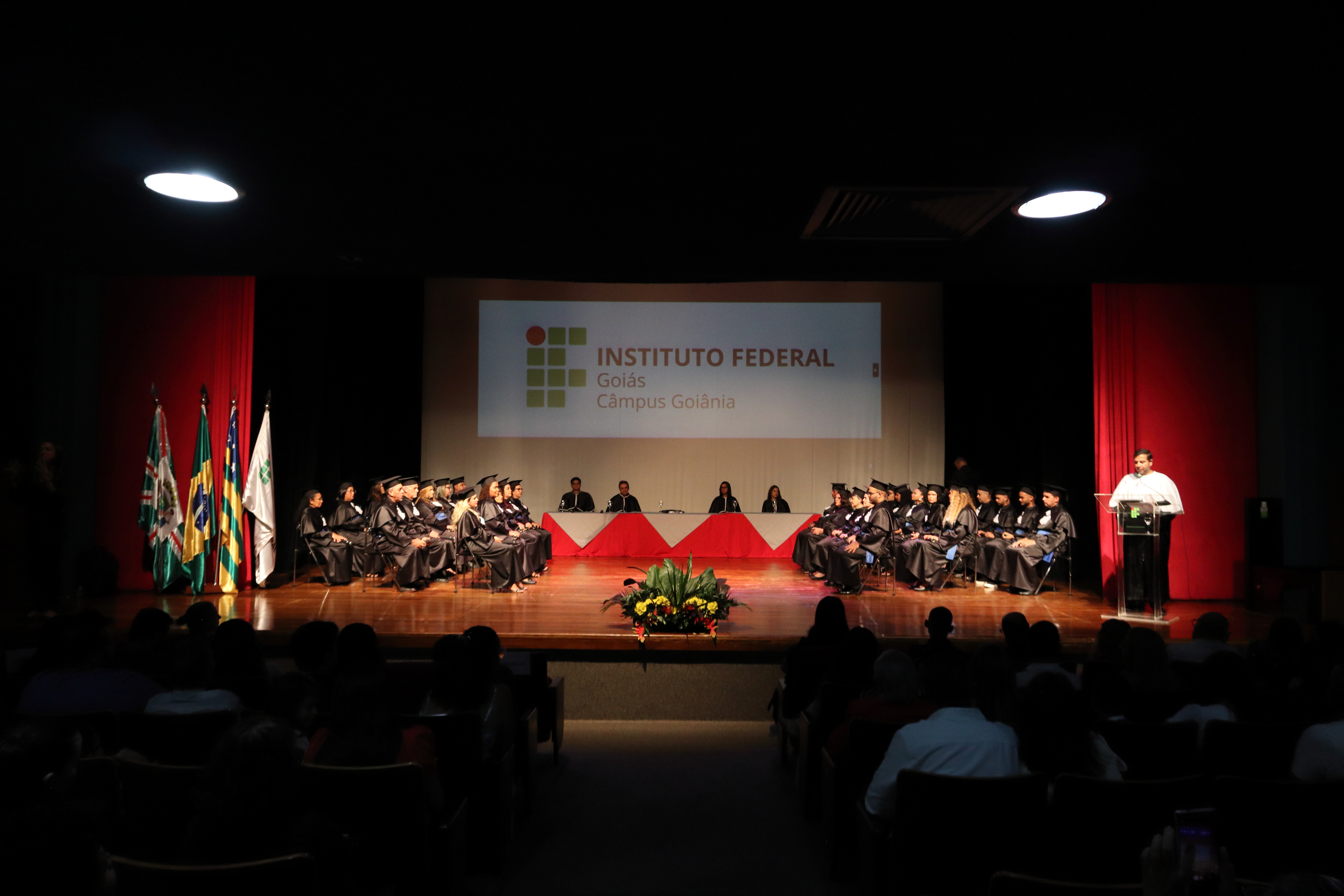 A solenidade de certificação de estudantes dos cursos técnicos da EJA em Cozinha/Gastronomia e subsequentes em Eletrotécnica e Mecânica do Câmpus Goiânia do IFG ocorreu no dia 30 de janeiro de 2026, no Teatro do IFG.